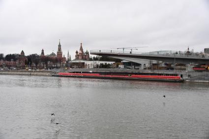 Москва. Установка барьеров из водоналивных бонов на время весеннего паводка у парка `Зарядье`.