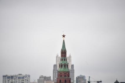 Москва. Водовзводная башня Московского Кремля и здание Министерства иностранных дел РФ (на втором плане).