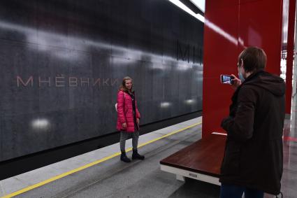 Москва. Пассажиры на станции метро `Мневники` Большой кольцевой линии (БКЛ).