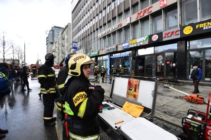 Москва. Штаб пожарной службы во время тушения пожара в офисном здании на Зубовском бульваре.