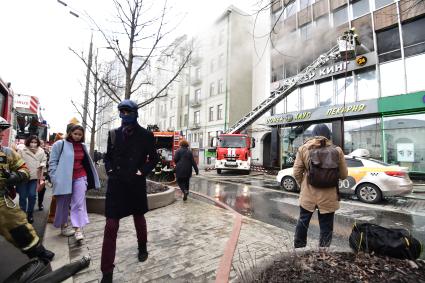 Москва. Сотрудники МЧС тушат пожар в офисном здании на Зубовском бульваре.