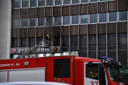 Москва. Сотрудники МЧС тушат пожар в офисном здании на Зубовском бульваре.