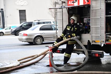 Москва. Сотрудник МЧС во время тушения пожара в офисном здании на Зубовском бульваре.