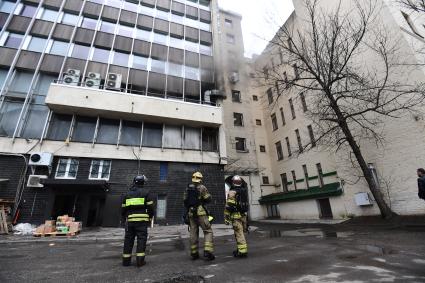 Москва. Сотрудники МЧС тушат пожар в офисном здании на Зубовском бульваре.