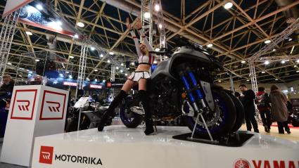 Москва. Модель рядом с мотоциклом Yamaha на международной выставке `Мотовесна-2021` в московском Экспоцентре на Красной Пресне.