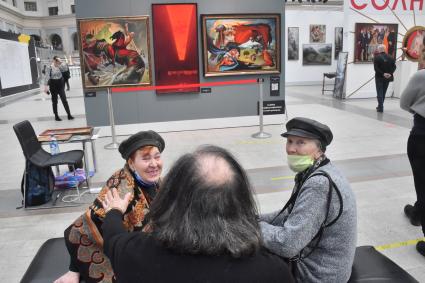 Москва.   Посетители на открытии ярмарки современного искусства и арт-форума Art Russia Fair.