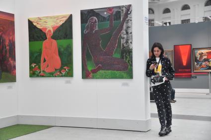 Москва.   Посетители на открытии ярмарки современного искусства и арт-форума Art Russia Fair.