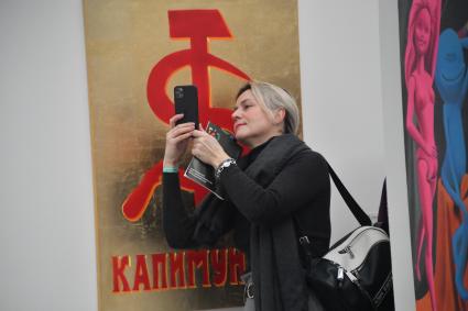 Москва. Посетительница на открытии ярмарки современного искусства и арт-форума Art Russia Fair.