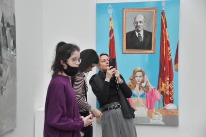 Москва. Посетительница на открытии ярмарки современного искусства и арт-форума Art Russia Fair.