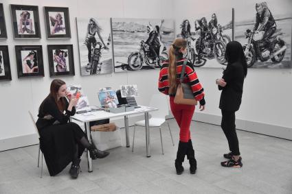 Москва. Посетители на открытии ярмарки современного искусства и арт-форума Art Russia Fair.