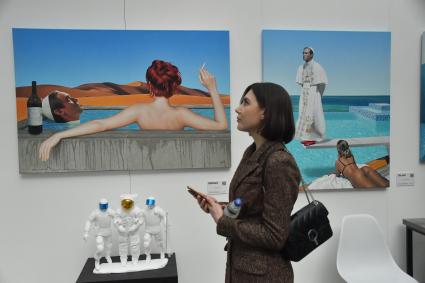 Москва.   Посетители на открытии ярмарки современного искусства и арт-форума Art Russia Fair.