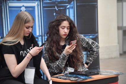 Москва. Посетители на открытии ярмарки современного искусства и арт-форума Art Russia Fair.