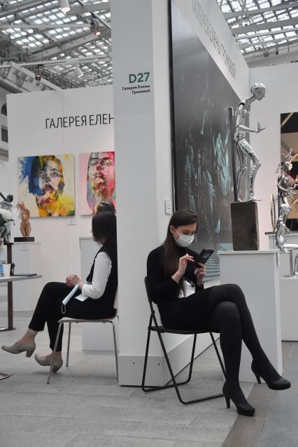 Москва.   Посетители на открытии ярмарки современного искусства и арт-форума Art Russia Fair.