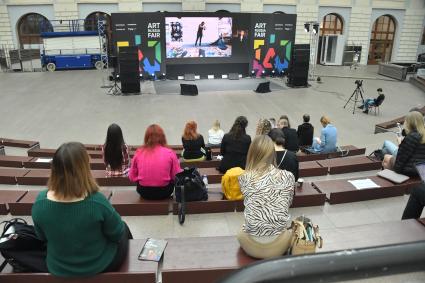 Москва. Посетители на открытии ярмарки современного искусства и арт-форума Art Russia Fair.