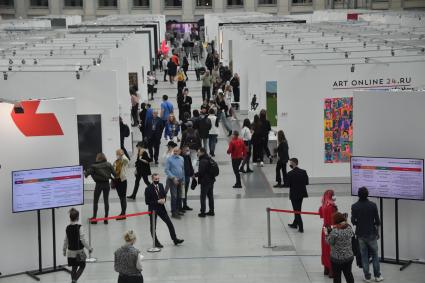 Москва. Посетители на открытии ярмарки современного искусства и арт-форума Art Russia Fair.