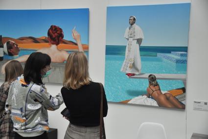 Москва.   Посетители на открытии ярмарки современного искусства и арт-форума Art Russia Fair.