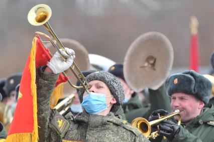 Алабино.  Военнослужащие перед началом первой совместной репетиции пеших расчетов, механизированных колонн и авиации на полигоне Алабино, приуроченной к участию в параде Победы 9 мая.