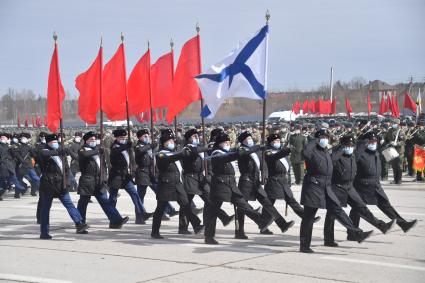 Алабино. Военнослужащие во время первой совместной репетиции пеших расчетов, механизированных колонн и авиации на полигоне Алабино, приуроченной к участию в параде Победы 9 мая.