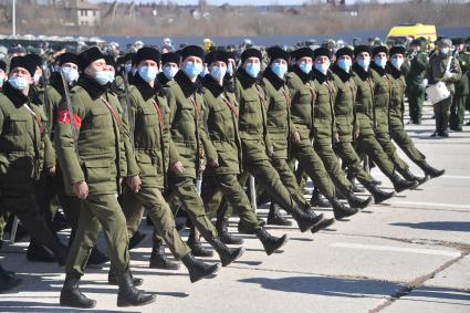 Алабино. Военнослужащие во время первой совместной репетиции пеших расчетов, механизированных колонн и авиации на полигоне Алабино, приуроченной к участию в параде Победы 9 мая.