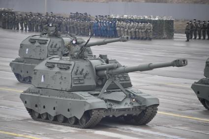 Алабино. Самоходная артиллерийская установка (САУ) Коалиция-СВ во время первой совместной репетиции пеших расчетов, механизированных колонн и авиации на полигоне Алабино, приуроченной к участию в параде Победы 9 мая.
