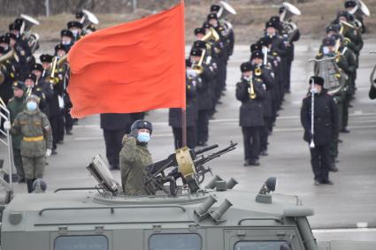 Алабино. Военная техника во время первой совместной репетиции пеших расчетов, механизированных колонн и авиации на полигоне Алабино, приуроченной к участию в параде Победы 9 мая.