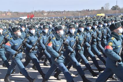 Алабино. Военнослужащие во время первой совместной репетиции пеших расчетов, механизированных колонн и авиации на полигоне Алабино, приуроченной к участию в параде Победы 9 мая.