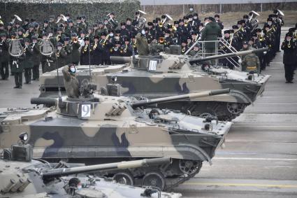 Алабино.  Боевая машина пехоты БМП-3 во время первой совместной репетиции пеших расчетов, механизированных колонн и авиации на полигоне Алабино, приуроченной к участию в параде Победы 9 мая.