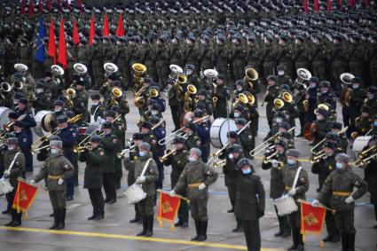 Алабино.  Военнослужащие во время первой совместной репетиции пеших расчетов, механизированных колонн и авиации на полигоне Алабино, приуроченной к участию в параде Победы 9 мая.