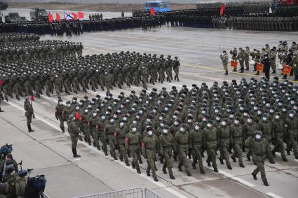 Алабино. Военнослужащие во время первой совместной репетиции пеших расчетов, механизированных колонн и авиации на полигоне Алабино, приуроченной к участию в параде Победы 9 мая.