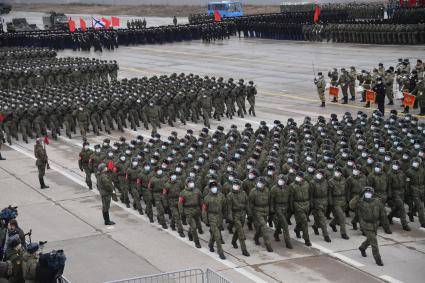 Алабино.  Военнослужащие во время первой совместной репетиции пеших расчетов, механизированных колонн и авиации на полигоне Алабино, приуроченной к участию в параде Победы 9 мая.