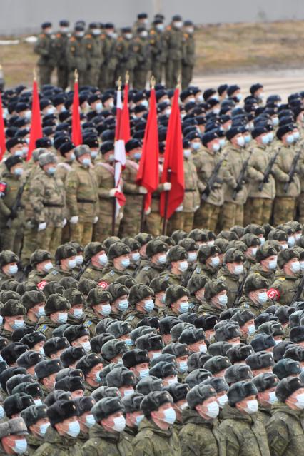 Алабино.  Военнослужащие во время первой совместной репетиции пеших расчетов, механизированных колонн и авиации на полигоне Алабино, приуроченной к участию в параде Победы 9 мая.