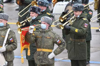 Алабино.  Военнослужащие во время первой совместной репетиции пеших расчетов, механизированных колонн и авиации на полигоне Алабино, приуроченной к участию в параде Победы 9 мая.