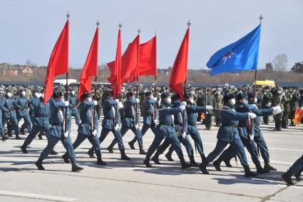 Алабино. Военнослужащие во время первой совместной репетиции пеших расчетов, механизированных колонн и авиации на полигоне Алабино, приуроченной к участию в параде Победы 9 мая.