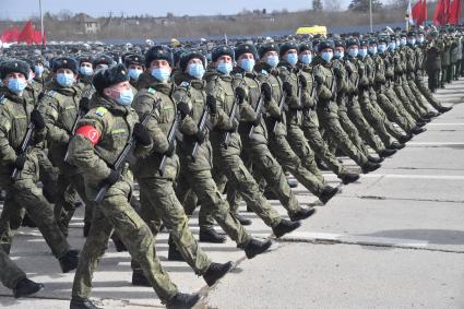 Алабино. Военнослужащие во время первой совместной репетиции пеших расчетов, механизированных колонн и авиации на полигоне Алабино, приуроченной к участию в параде Победы 9 мая.