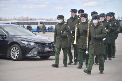 Алабино. Военнослужащие перед началом первой совместной репетиции пеших расчетов, механизированных колонн и авиации на полигоне Алабино, приуроченной к участию в параде Победы 9 мая.