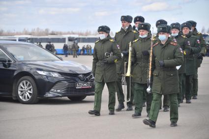 Алабино.  Военнослужащие перед началом первой совместной репетиции пеших расчетов, механизированных колонн и авиации на полигоне Алабино, приуроченной к участию в параде Победы 9 мая.