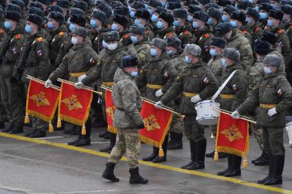 Алабино.  Военнослужащие во время первой совместной репетиции пеших расчетов, механизированных колонн и авиации на полигоне Алабино, приуроченной к участию в параде Победы 9 мая.