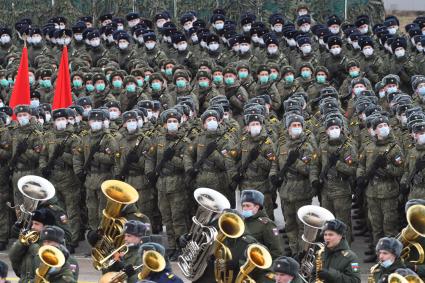 Алабино. Военнослужащие во время первой совместной репетиции пеших расчетов, механизированных колонн и авиации на полигоне Алабино, приуроченной к участию в параде Победы 9 мая.