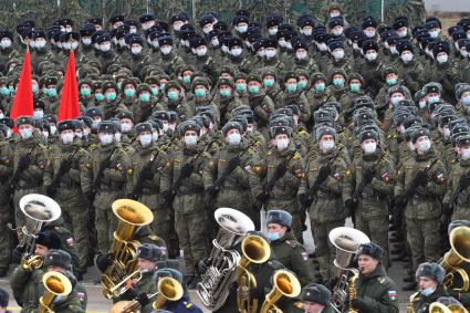 Алабино.  Военнослужащие во время первой совместной репетиции пеших расчетов, механизированных колонн и авиации на полигоне Алабино, приуроченной к участию в параде Победы 9 мая.