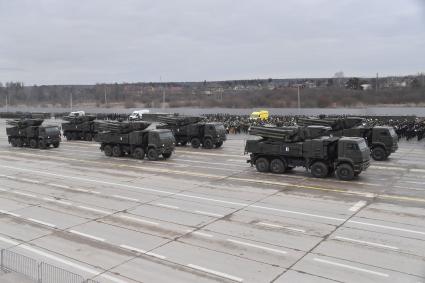 Алабино. Зенитный ракетно-пушечный комплекс (ЗРПК)  Панцирь-С во время первой совместной репетиции пеших расчетов, механизированных колонн и авиации на полигоне Алабино, приуроченной к участию в параде Победы 9 мая.