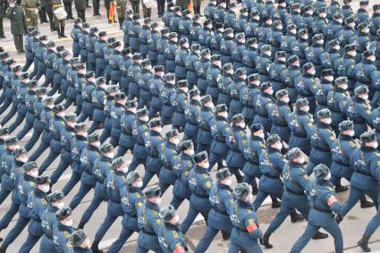 Алабино.  Военнослужащие во время первой совместной репетиции пеших расчетов, механизированных колонн и авиации на полигоне Алабино, приуроченной к участию в параде Победы 9 мая.