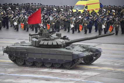 Алабино.  Танки Т-72Б3 во время первой совместной репетиции пеших расчетов, механизированных колонн и авиации на полигоне Алабино, приуроченной к участию в параде Победы 9 мая.