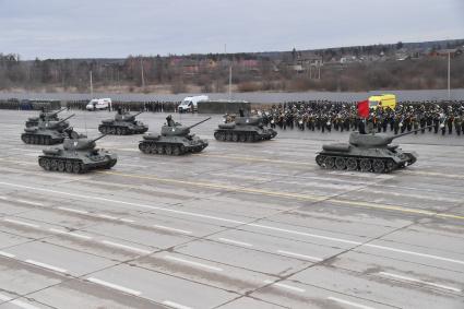 Алабино.  Танки Т-34-85 во время первой совместной репетиции пеших расчетов, механизированных колонн и авиации на полигоне Алабино, приуроченной к участию в параде Победы 9 мая.