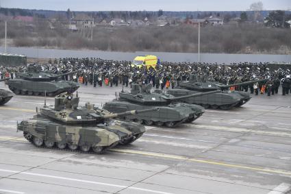 Алабино. Военная техника  во время первой совместной репетиции пеших расчетов, механизированных колонн и авиации на полигоне Алабино, приуроченной к участию в параде Победы 9 мая.