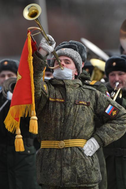 Алабино.  Военнослужащие во время первой совместной репетиции пеших расчетов, механизированных колонн и авиации на полигоне Алабино, приуроченной к участию в параде Победы 9 мая.