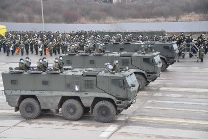 Алабино. Военная техника во время первой совместной репетиции пеших расчетов, механизированных колонн и авиации на полигоне Алабино, приуроченной к участию в параде Победы 9 мая.