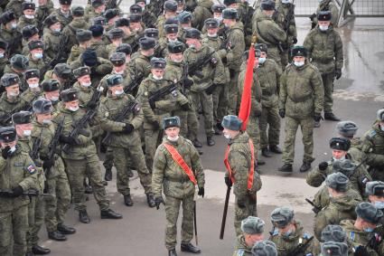 Алабино.  Военнослужащие во время первой совместной репетиции пеших расчетов, механизированных колонн и авиации на полигоне Алабино, приуроченной к участию в параде Победы 9 мая.