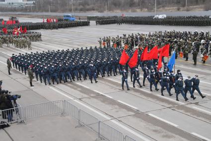 Алабино.  Военнослужащие во время первой совместной репетиции пеших расчетов, механизированных колонн и авиации на полигоне Алабино, приуроченной к участию в параде Победы 9 мая.