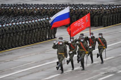 Алабино.  Военнослужащие во время первой совместной репетиции пеших расчетов, механизированных колонн и авиации на полигоне Алабино, приуроченной к участию в параде Победы 9 мая.