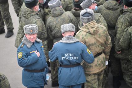 Алабино.  Военнослужащие во время первой совместной репетиции пеших расчетов, механизированных колонн и авиации на полигоне Алабино, приуроченной к участию в параде Победы 9 мая.